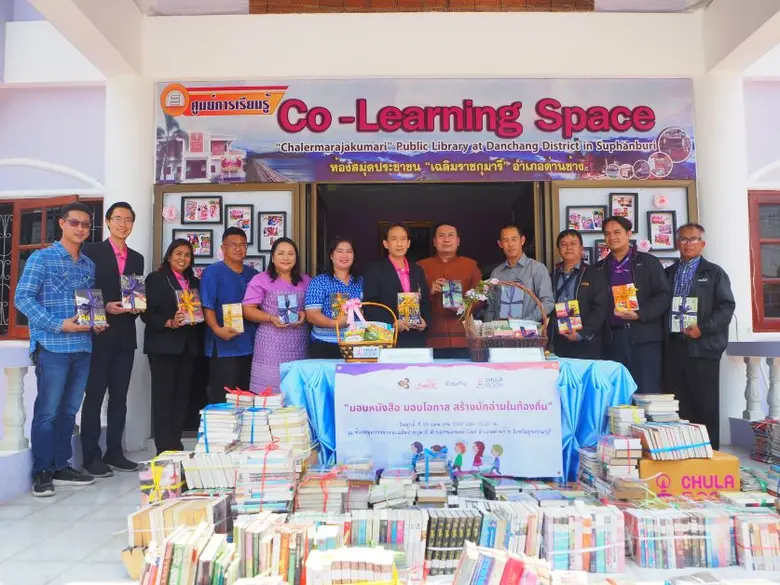 คณะผู้บริหารศูนย์หนังสือจุฬาฯ นำโดย คุณเก...