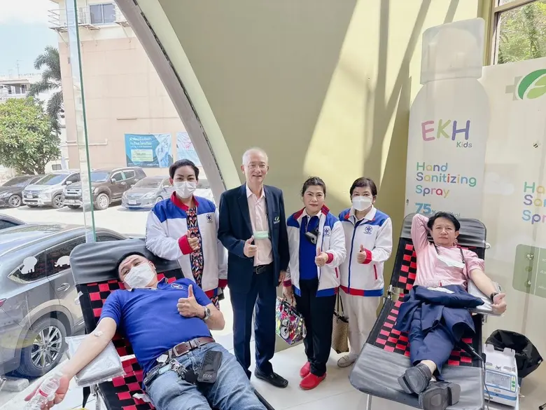 นายแพทย์อำนาจ เอื้ออารีมิตร (แถวยืนที่ 2 ...