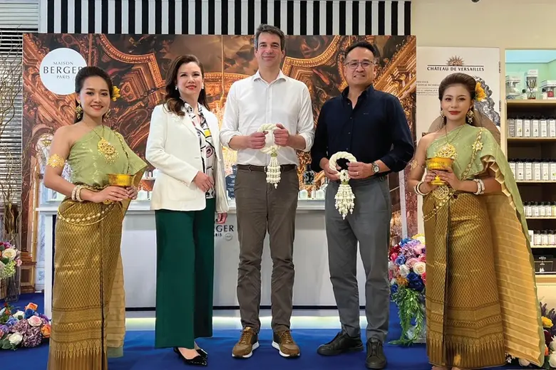 นนทกานต์ ทัพพะรังสี อึง (ที่สองจากซ้าย) ก...