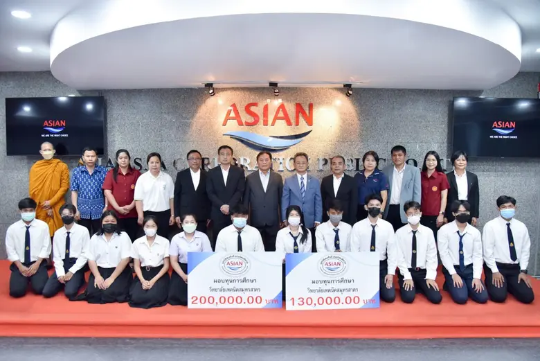 คุณสมชาย อมรรัตนชัยกุล (ที่ 7 จากขวา) และ...