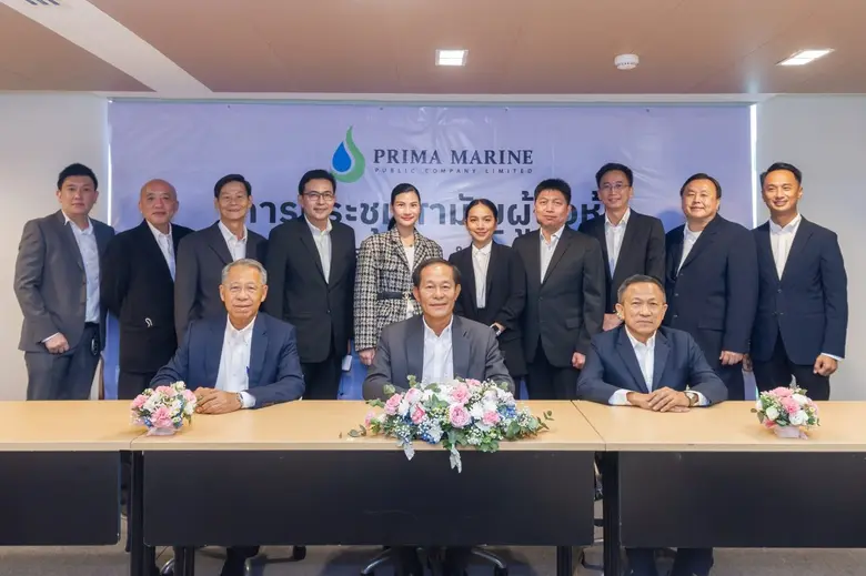 คุณบวร วงศ์สินอุดม ประธานกรรมการ (กลางแถว...