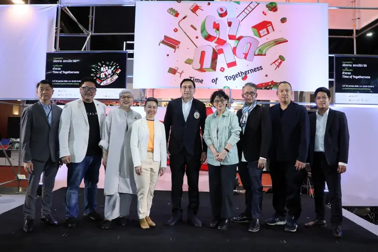 นายชนะ สัมพลัง (คนกลาง) นายกสมาคมสถาปนิกส...