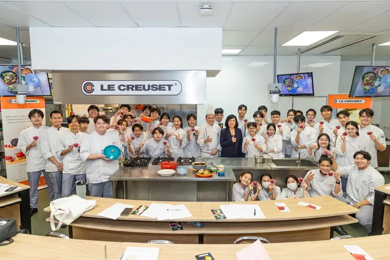 วิทยาลัยดุสิตธานี ขอบคุณผู้ให้การสนับสนุนอุปกรณ์ครัวและภาชนะยี่ห้อ Le Creuset จาก บริษัท เลอ ครูเซ ดิสทริบิวชั่น (ประเทศไทย) จำกัด