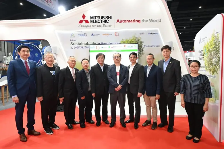 นายสรรชาย นุ่มบุญนำ (คนแรกซ้าย) ผู้จัดการ...