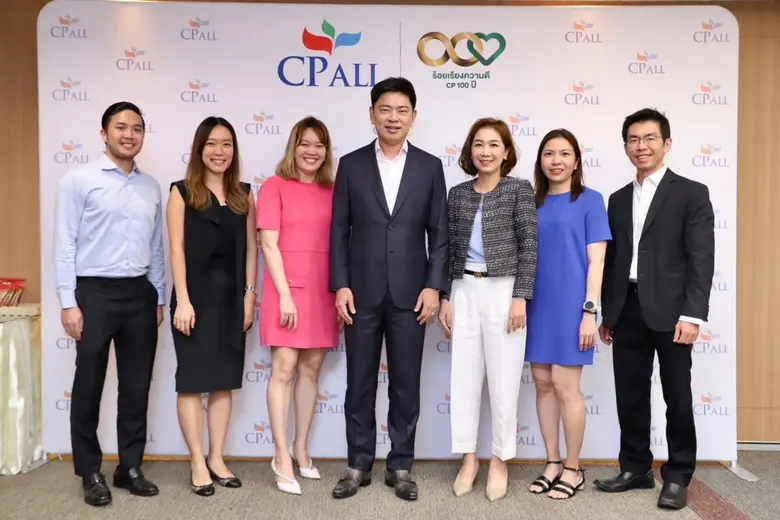 นายเกรียงชัย บุญโพธิ์อภิชาติ (กลาง) ประธา...