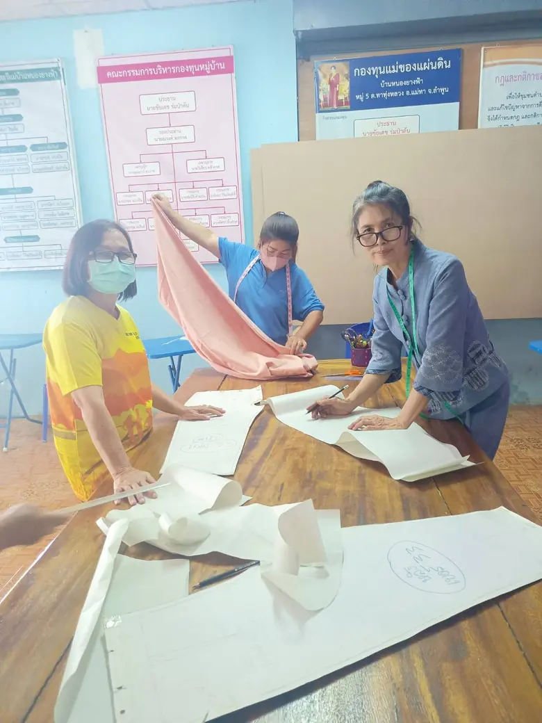 สำนักงานพัฒนาฝีมือแรงงานลำพูนเร่งฝึกอบรมโครงการพัฒนาทักษะเฉพาะให้แก่แรงงานนอกระบบที่ถือบัตรสวัสดิการแห่งรัฐ หลักสูตร การตัดเย็บเสื้อผ้า (30 ชั่วโมง)