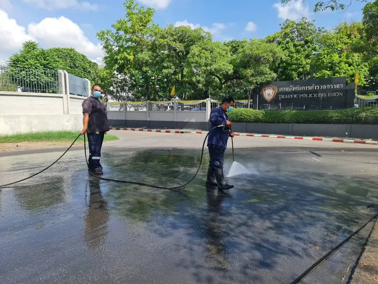 กทม.เพิ่มมาตรการป้องกันกลิ่น ล้างทำความสะอาดถนนหน้าโรงขนถ่ายมูลฝอยรัชวิภา