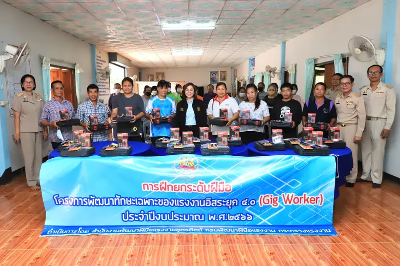 รมว.แรงงาน ส่งอธิบดีบุปผา ลงพื้นที่อุตรดิตถ์ ให้กำลังใจผู้จบโซล่าเซลล์ ลดค่าใช้จ่ายภาคครัวเรือน