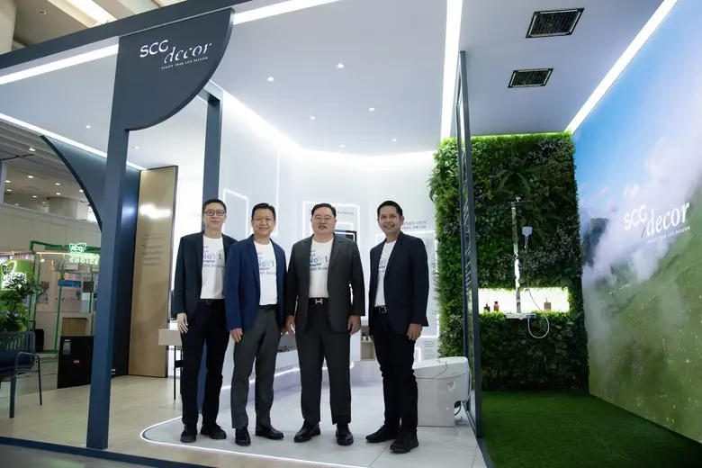 นายธรรมศักดิ์ เศรษฐอุดม (ที่ 2 จากขวา) รอ...