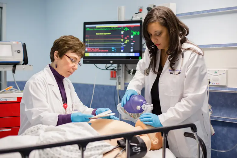 มหาวิทยาลัยเซนต์จอร์จ (SGU) พร้อมกับพันธม...