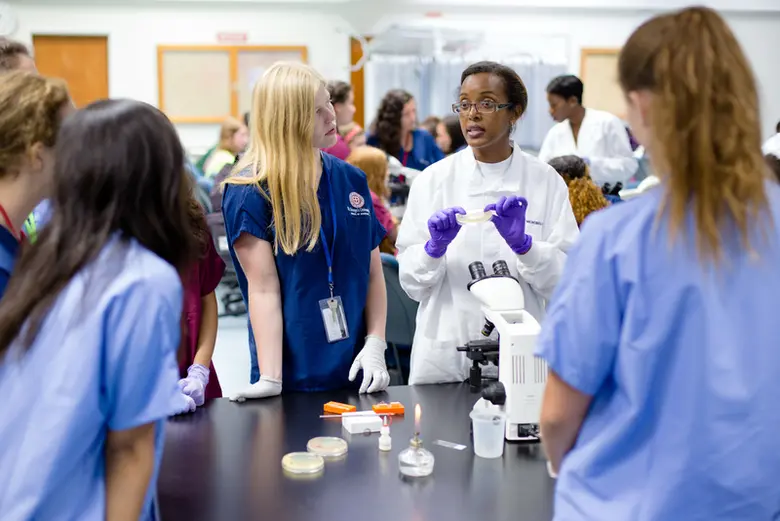 มหาวิทยาลัยเซนต์จอร์จ ร่วมกับ Northumbria University จัดคอร์ส "มินิเมด 2023" สำหรับนักศึกษาไทยที่ใฝ่ฝันเป็นแพทย์