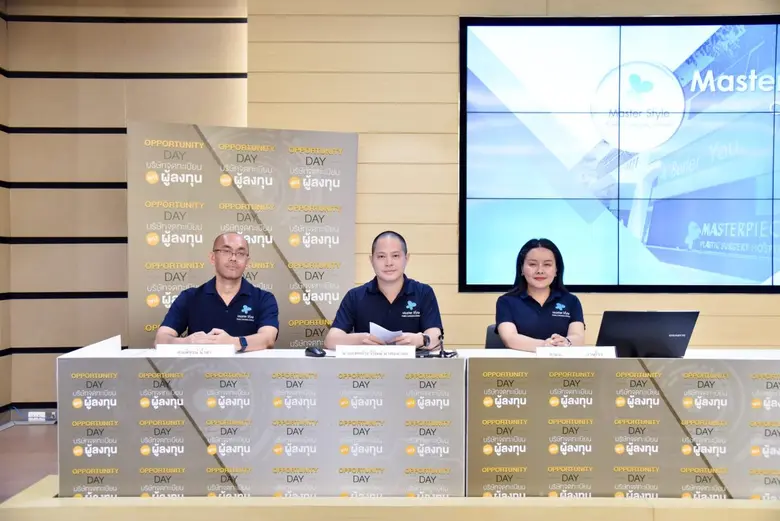 นายแพทย์ระวีวัฒน์ มาศฉมาดล (กลาง) ประธานเ...