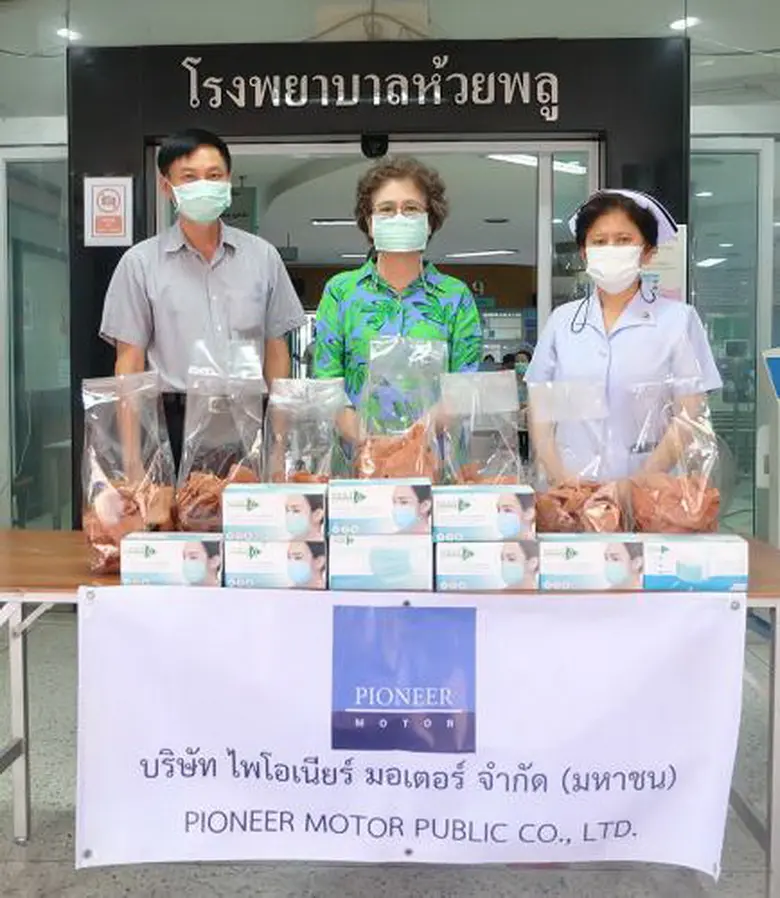 คุณนุชรัตน์ อิทธิโรจนกุล (กลาง) รองกรรมกา...