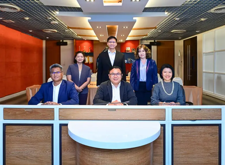 ดร.ศักดิ์ดา พรรณไวย (กลางแถวล่าง) กรรมการ...