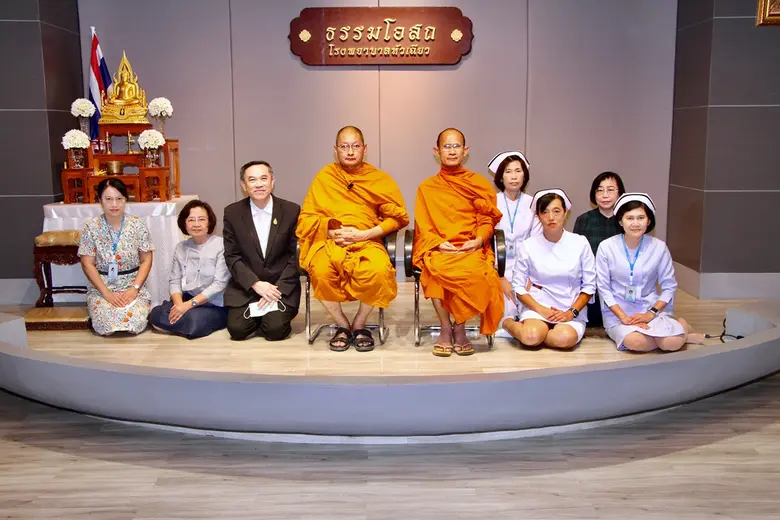 พระครูวินัยธรวิเชียร วชิรธมฺโม (ขวา) ผู้ช...