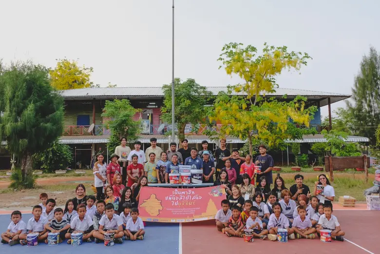 เบเยอร์ สนับสนุนสีทาอาคารแก่ค่ายอาสา "เป็นตาฮักแท้น้อ...สิไปไสน้อไปบุรีรัมย์"