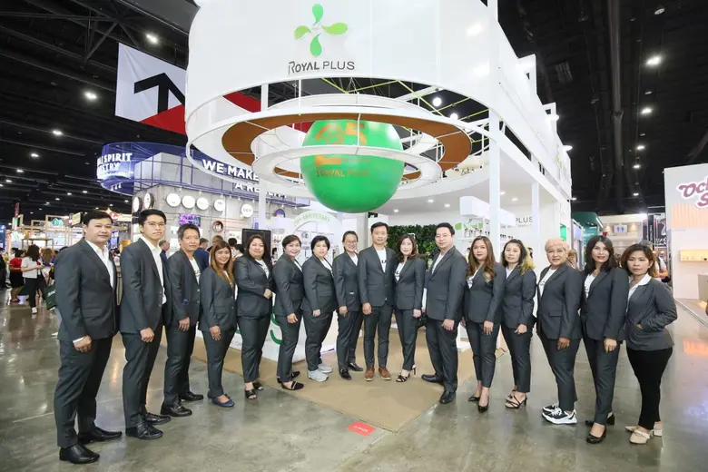 นายพลแสง แซ่เบ๊ (ที่ 8 จากขวา) กรรมการผู้...