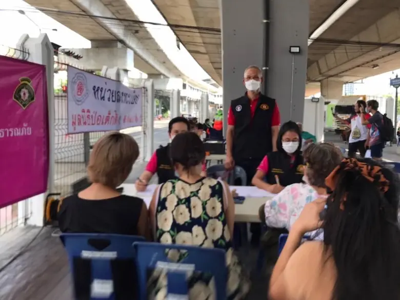 กทม.แจกถุงยังชีพ เตรียมช่วยเหลือค่าเช่าบ้านเงินทุนประกอบอาชีพให้ผู้ประสบเหตุเพลิงไหม้ในซอยวุฒากาศ 18