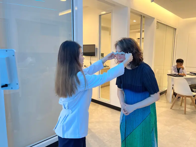 แว่นท็อปเจริญ ผู้เชี่ยวชาญด้านสายตามากว่า 70 ปี ที่ "เป็ด สุภี" และครอบครัวให้ความไว้วางใจ