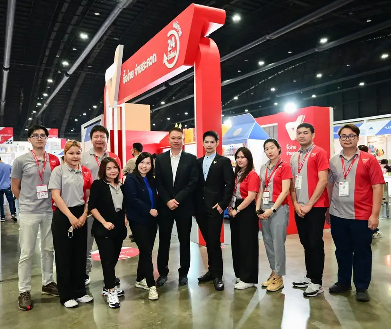 นายพิศณุ โชควัฒนา (แถวหน้า คนที่ 4) กรรมก...