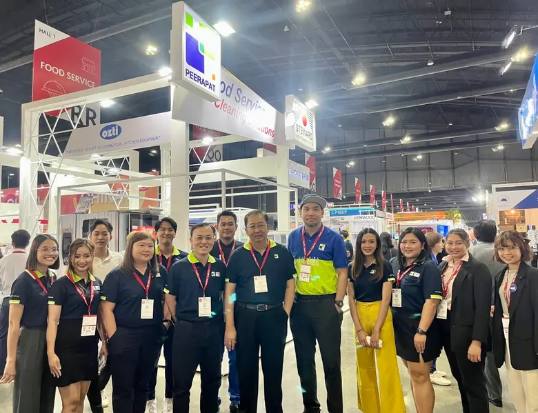 นายวีระพงค์ ลือสกุล (แถวหน้าที่ 5 จากซ้าย) ประธานเจ...