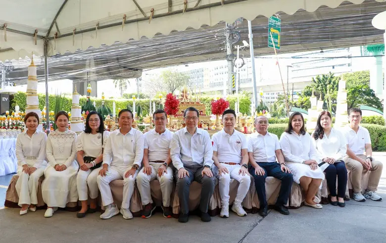 คณะผู้บริหารบริษัทในเครือเอ็ม บี เค นำโดย...