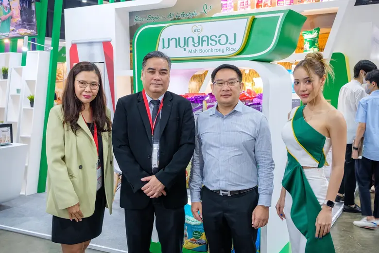 นายจิรชาญ คัมภิรานนท์ (ที่ 3 จากซ้าย) ผู้...