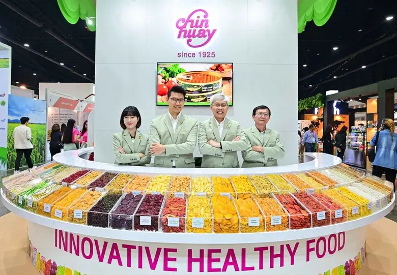 คุณศักดา ศรีแสงนาม (ที่ 2 จากขวา) ประธานเ...