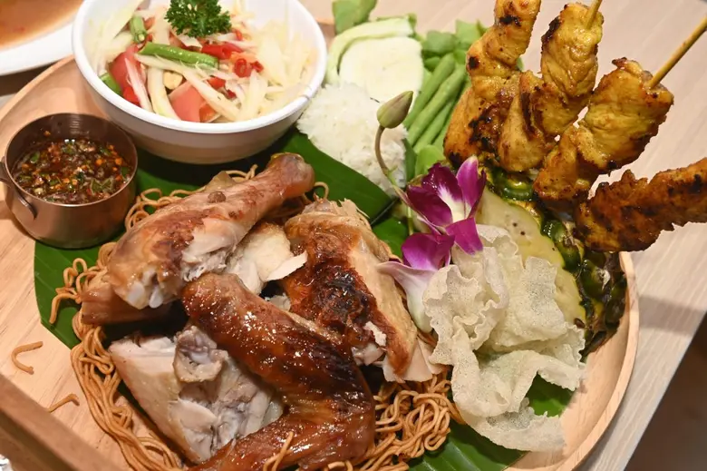 ส. ขอนแก่นฟู้ดส์ จับมือ 2 พันธมิตร มาม่า-ล่าเมียว เปิดตัวร้านอาหาร "แซ่บ มิวเซียม" ดึงจุดแข็งของแบรนด์มาสร้างสรรค์เมนูพิเศษ