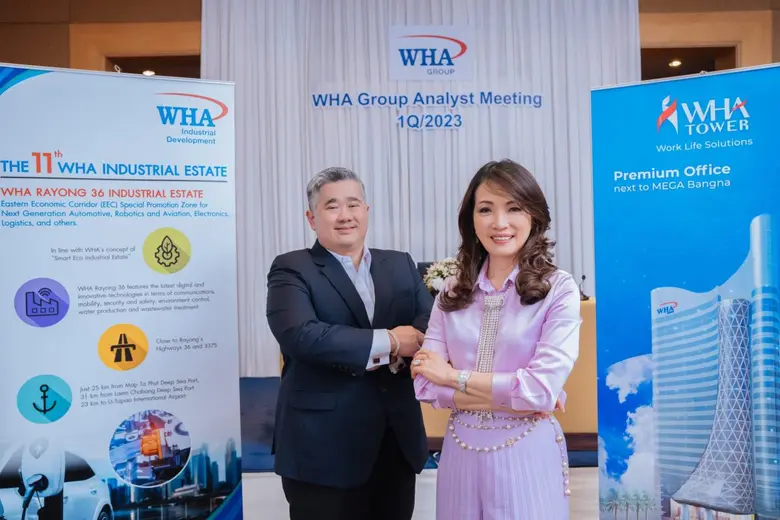 นางสาวจรีพร จารุกรสกุล (ขวา) ประธานคณะกรร...