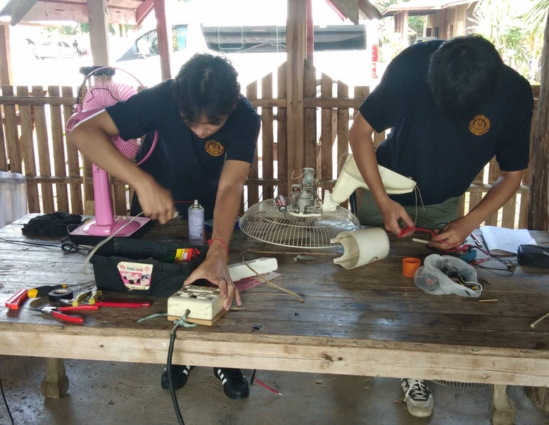 สนพ.แพร่ ออกให้บริการตรวจเช็คซ่อมอุปกรณ์เครื่องใช้ไฟฟ้าในครัวเรือน เครื่องยนต์เล็กการเกษตร รถจักรยานยนต์ ให้กับผู้ประสบวาตภัย