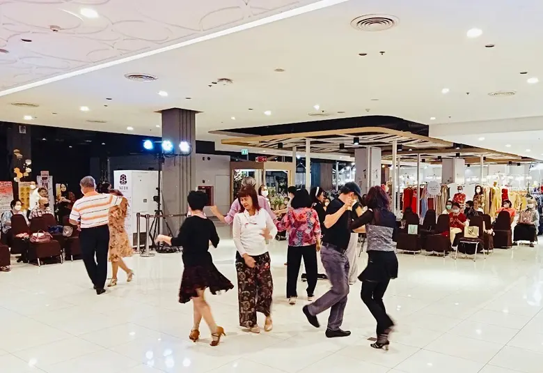 พาราไดซ์ พาร์ค เปิดฟลอร์เอาใจวัยเก๋า ในงาน "ยังก์ ไหว คลับ (Young-Wai-Club) โชว์ลีลาศ วาดลีลา" ชวนมาออกสเต็ปสุดพริ้ว ทุกศุกร์-เสาร์ตลอดเดือน เริ่ม 2 มิ.ย.นี้