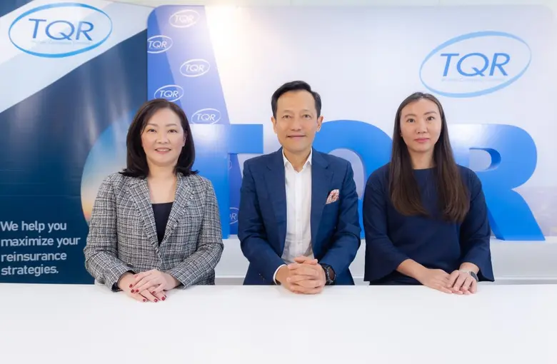 คุณชนะพันธุ์ พิริยะพันธุ์ (กลาง) ประธานเจ...