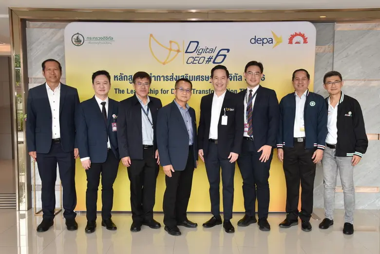 ดร.นพ.ตุลวรรธน์ พัชราภา (ที่5จากซ้าย)ผู้อำนวยการปฏิ...