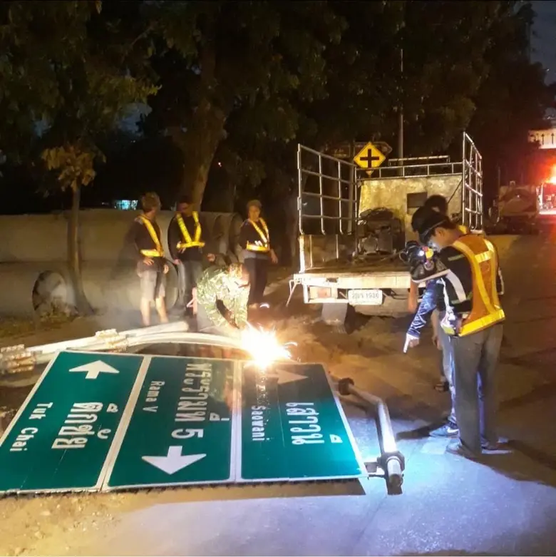 กทม.เร่งจัดเก็บป้ายจราจรแนะนำเส้นทางชำรุดออกจากบริเวณถนนสวรรคโลก