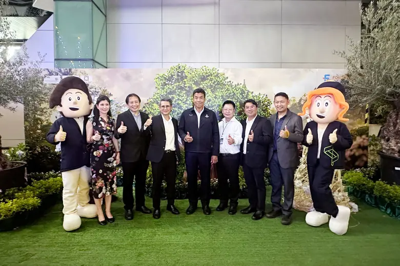 นายชัชชาติ สิทธิพันธุ์ (คนกลาง) ผู้ว่าราช...