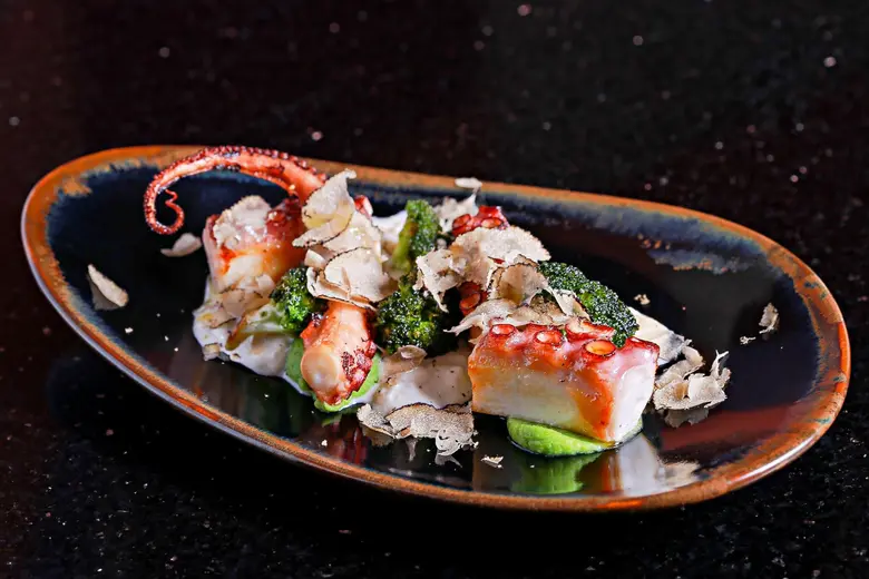 เชฟลูก้า รุสโซ่ หัวหน้าพ่อครัวประจำห้องอา...