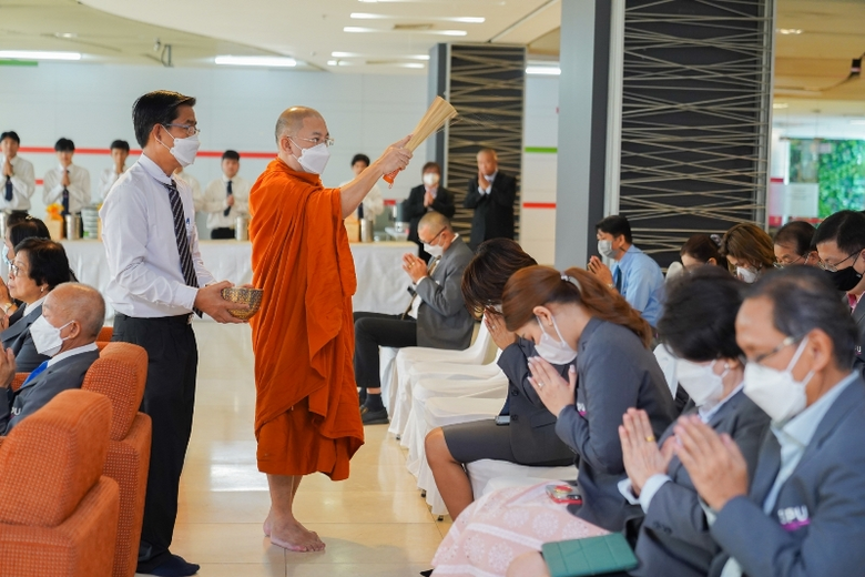 ม.ศรีปทุม นำพุทธศาสนิกชน ร่วมพิธีเจริญพระพุทธมนต์ เนื่องในวันสำคัญทางพระพุทธศาสนา"วันวิสาขบูชา" ประจำปี ๒๕๖๖