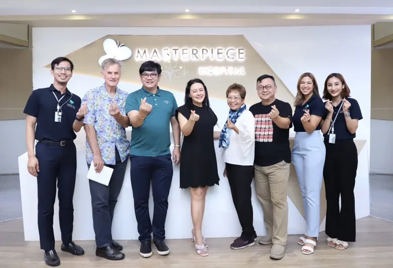 นางสาวลภัสรดา เลิศภานุโรจ (ที่ 4 จากซ้าย)...