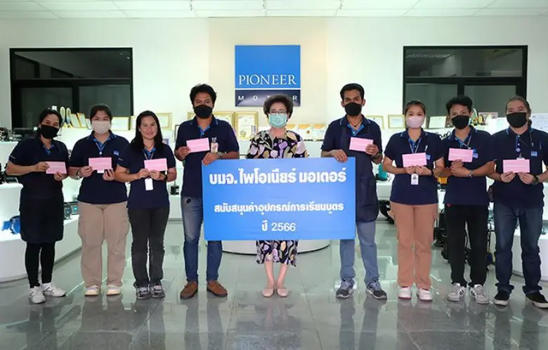 คุณนุชรัตน์ อิทธิโรจนกุล (ที่ 5 จากซ้าย) ...