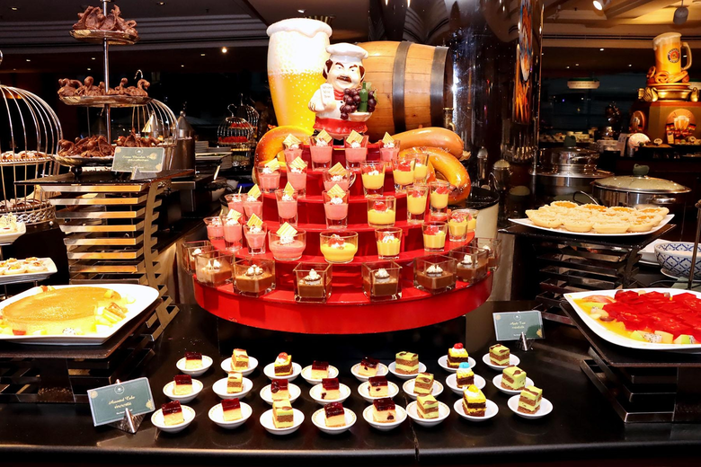 บุฟเฟต์นานาชาติมื้อกลางวัน ที่ดิเอมเมอรัลด์ ค็อฟฟี่ช็อพ