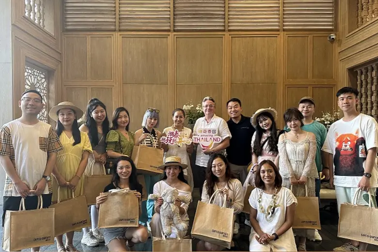 มร. คริสเตียน เริลช์ลิ (แถวบนคนที่ 7 จากซ...