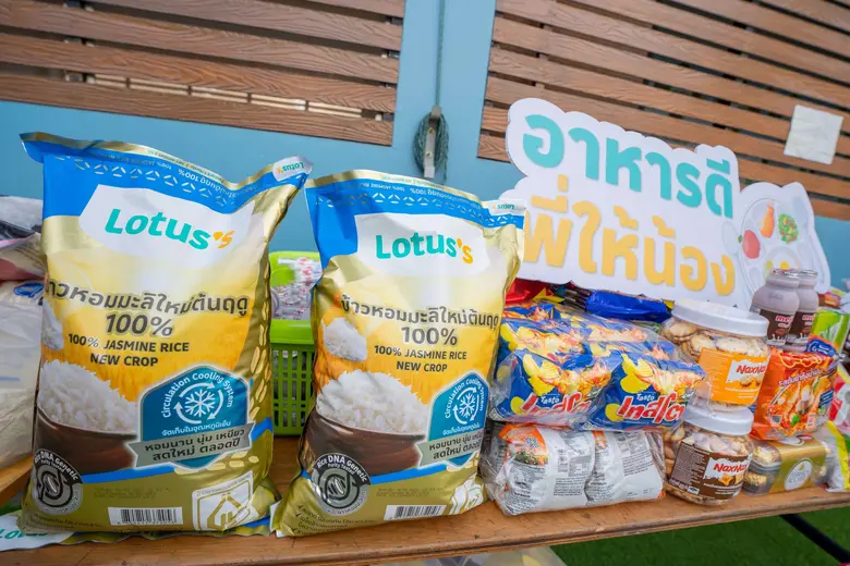 รับวันดื่มนมโลก โลตัส จัดโปรโมชั่นส่งเสริมการดื่มนม พร้อมร่วมกับซีพี-เมจิ จัดกิจกรรมอาหารดีพี่ให้น้องที่มูลนิธิบ้านพระพร