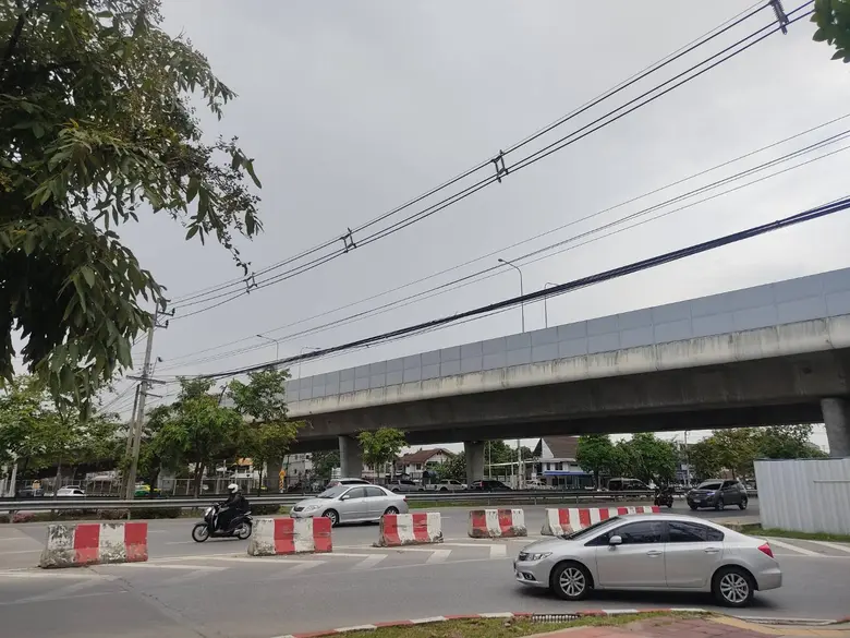 กทม.เตรียมจัดทำแบบสอบถาม-พิจารณากำหนดจุดก่อสร้างสะพานลอยบริเวณสี่แยกถนนราชพฤกษ์ตัดถนนพระเทพ