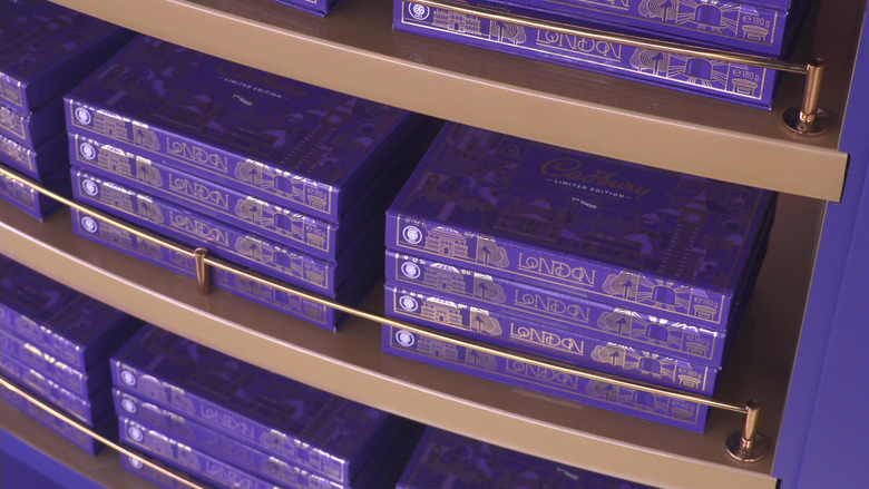 ที่สุดแห่งของขวัญระดับพรีเมียม: ช็อกโกแลตแคดเบอรี แดรี มิลค์ รุ่นลิมิเต็ดอิดิชั่น สลักลายบนแท่งด้วยเลเซอร์ ขายหมดเกลี้ยงใน 2 สัปดาห์