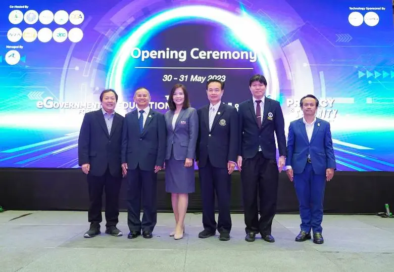 ผศ.ดร.รวิภา อัครจินดานนท์ คณบดีคณะบริหารธ...