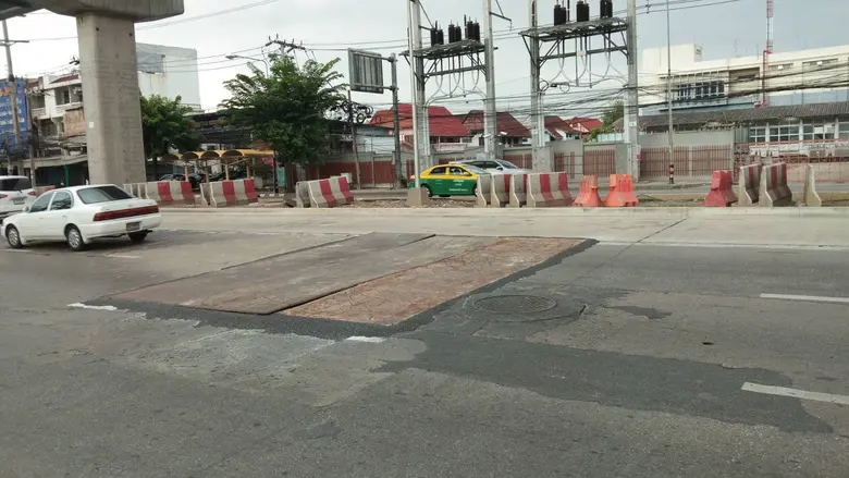 กทม.ประสาน รฟม.เร่งซ่อมถนนรามอินทราทรุดตัว กำชับตรวจสอบสภาพผิวจราจรให้พร้อมใช้งาน