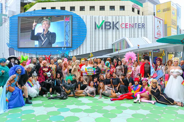 สุดปัง! งาน MBK CENTER X YELLOW CHANNEL Happy Pride Month กองทัพ Drag Stars ทั่วฟ้าเมืองไทย Celeb สุดเฟี๊ยตกว่า 100 ชีวิต ร่วมเดินแฟชั่นโชว์บน Runway ยาวกว่า 700 เมตร