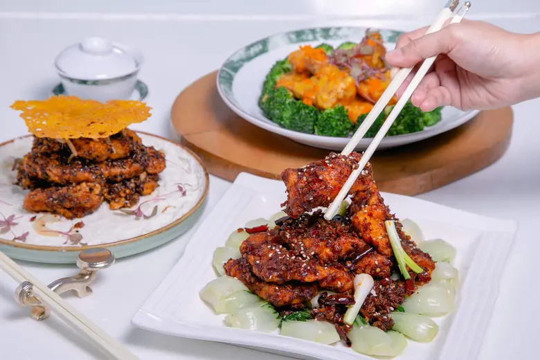 เชฟก้องซุ่น แซ่เลี่ยง หัวหน้าพ่อครัวประจำ...