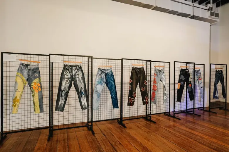 เพื่อฉลองการรำลึกถึงต้นกำเนิดกางเกงยีนส์ ...